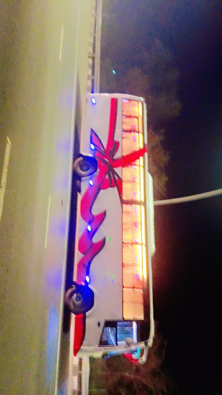 Mini Bus / Coach (32–45 Seater) view 5